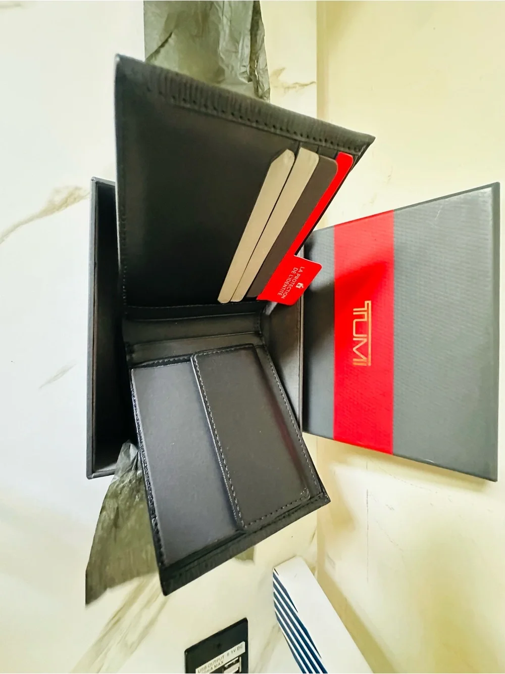 TUMI Men's Monaco Leather Double Billfold wallet BNWTs!